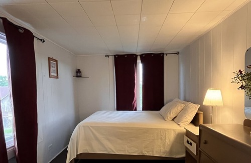 Stone Mills Cottage | 3 bedroom 2 bathroom Lakefront Farmhouse Cottage on White Lake