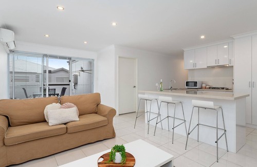 Munster House | 3-Bedroom, 2-Bathroom Family Home in Lake Coogee