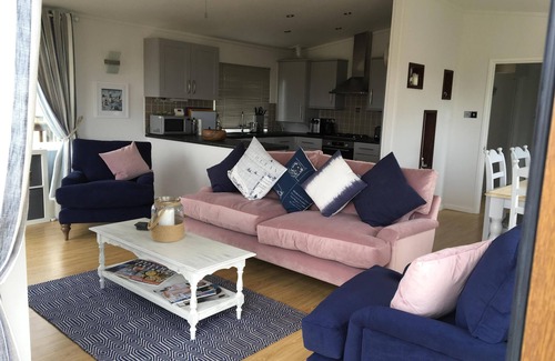 Saint John Ski Chalet | 3 bedroom, 2 bathroom Seaside Lodge, Hot Tub, Views. Whitsand Beach, Pool, Wifi