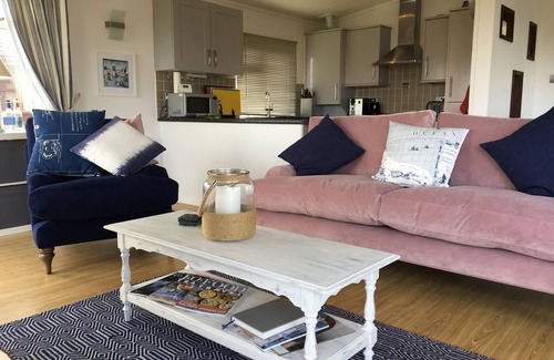 Saint John Ski Chalet | 3 bedroom, 2 bathroom Seaside Lodge, Hot Tub, Views. Whitsand Beach, Pool, Wifi