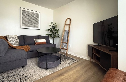 Taylor House | 3-bedroom & 2-bathroom home minutes from DTW Airport.