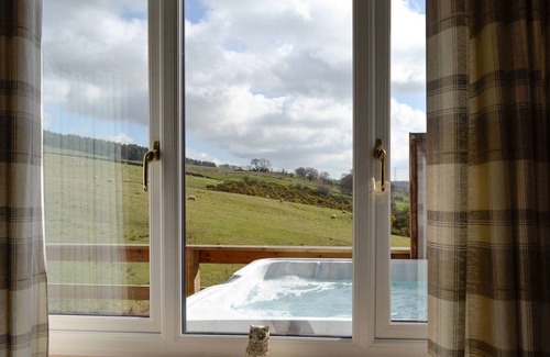 Fintry House | 3 bedroom 2 bathroom Spey lodge with hottub and excellent views