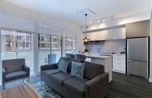 Bay Street Corridor Apartment | 3 Bedroom/2 Bathroom Suite