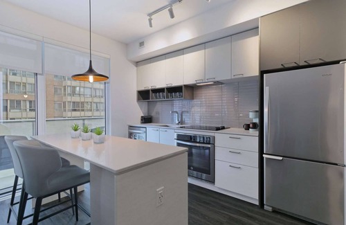 Bay Street Corridor Apartment | 3 Bedroom/2 Bathroom Suite