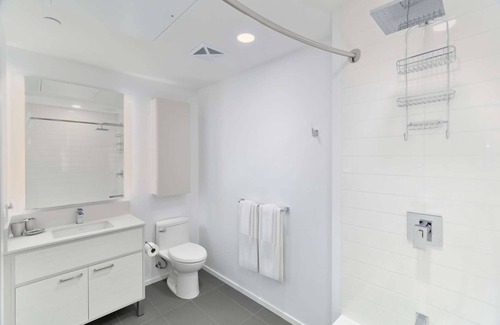Bay Street Corridor Apartment | 3 Bedroom/2 Bathroom Suite
