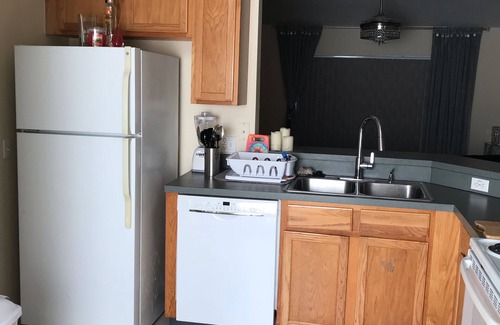 Thousand Oaks House | 3 Bedroom/2 Bathroom Home with Enclosed Porch (Sleeps 5-6)