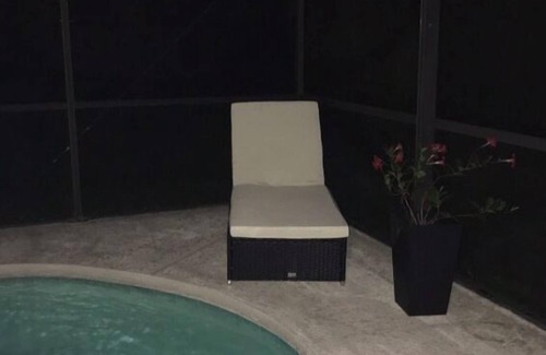 Thousand Oaks House | 3 Bedroom/2 Bathroom Home with Enclosed Porch (Sleeps 5-6)