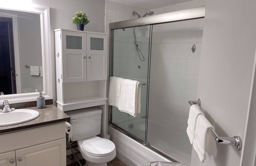 Guildford Bed & Breakfast | 3 Bedroom 2 Baths & Parking Great Vancouver