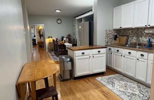 Skokie Apartment | 3-Bedroom 2-Car Driveway Skokie Place near Evanston/Chicago area