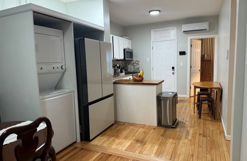 Skokie Apartment | 3-Bedroom 2-Car Driveway Skokie Place near Evanston/Chicago area