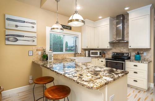 Chelan House | 3 Bedroom, 3 1/3 Bath Chelan Home with Private Cocktail Pool/Hot Tub
