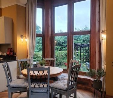 Reigate Apartment | 3 bedroom 3 bathroom ground floor condo with veranda