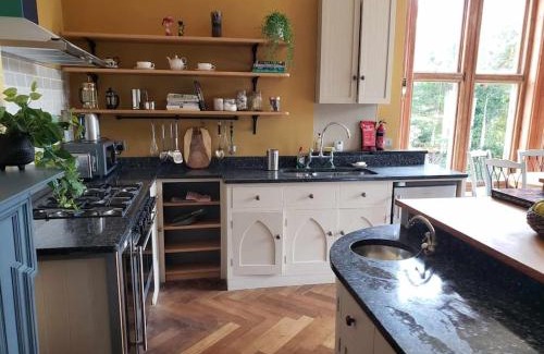 Reigate Apartment | 3 bedroom 3 bathroom ground floor condo with veranda