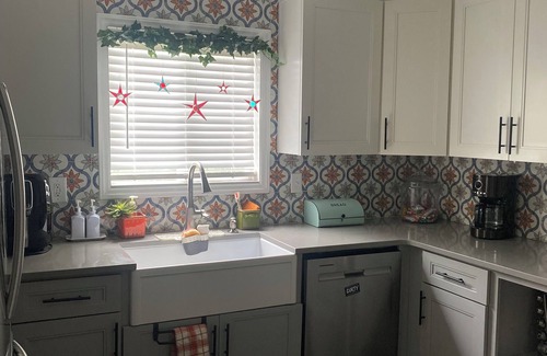 Pembroke House | 3-bedroom 3 bathroom house with full kitchen in charming Pembroke with AC, WiFi.