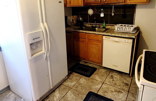 Detroit House | 3 BEDROOM, 3 FULL BATHROOM BUNGALOW HOUSE