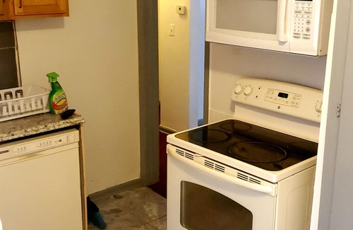 Detroit House | 3 BEDROOM, 3 FULL BATHROOM BUNGALOW HOUSE