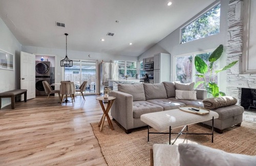 Franklin Park House | 3 Bedroom, 5 Beds, Pet-Friendly South Austin Large Backyard