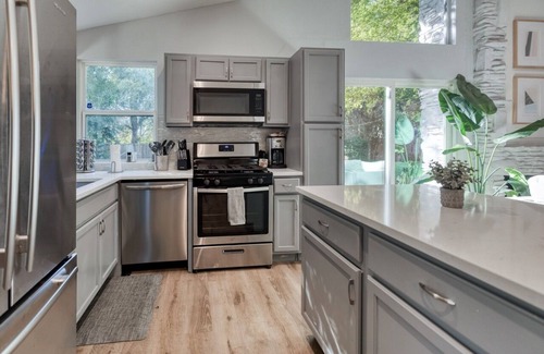 Franklin Park House | 3 Bedroom, 5 Beds, Pet-Friendly South Austin Large Backyard