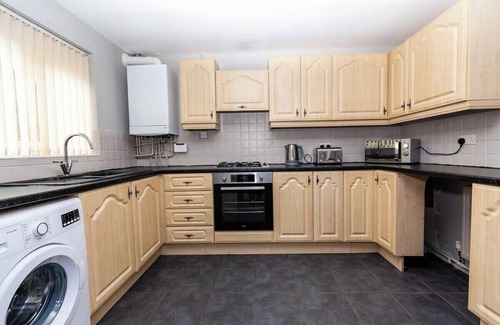 Washington House | 3 Bedroom 5 beds Sleeps 6 Ideal For Contractors