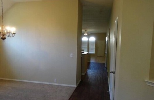 Delaware Apartment | 3 Bedroom 623233 by Houzlet