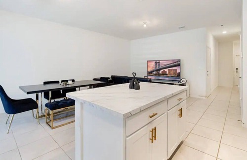 Florida City Apartment | 3 Bedroom 632163 by Houzlet