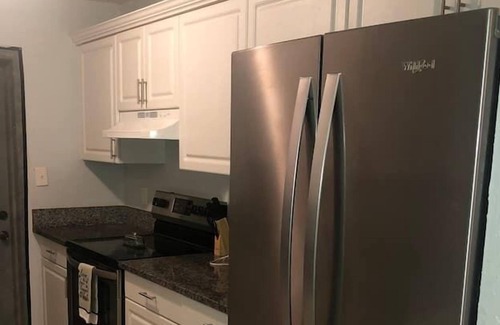 Ruskin Apartment | 3 Bedroom 670235 by Houzlet