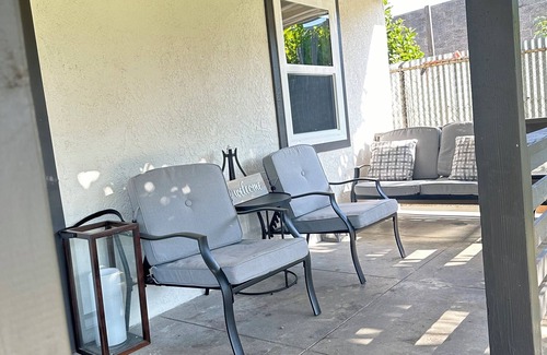 Los Angeles House | 3-bedroom/7 bed/1bath house near DTLA/Universal Studios/Disneyland/Hollywood.