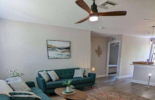 Sunshine Apartment | 3 Bedroom 704631 by Houzlet