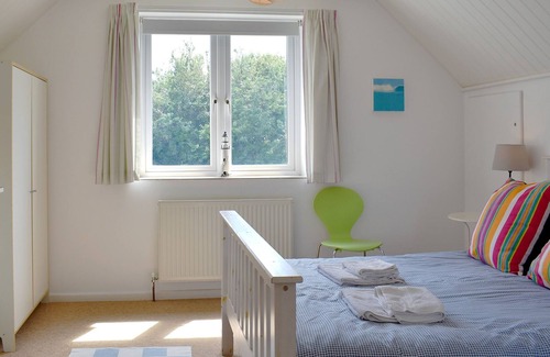 Middleton-on-Sea Cottage | 3 bedroom accommodation in Elmer, Middleton-on-Sea