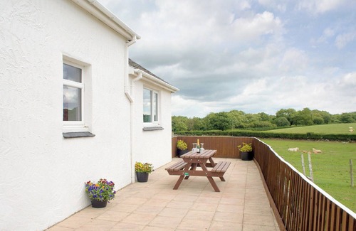 Pont-rug Cottage | 3 bedroom accommodation in Pontrug, near Caernarfon