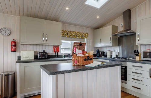 Hundall Cottage | 3 bedroom accommodation in Mercia Marina, Willington