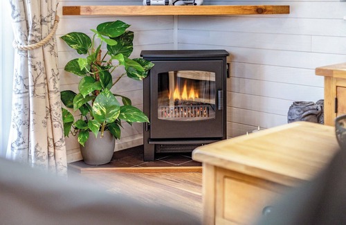 Hundall Cottage | 3 bedroom accommodation in Mercia Marina, Willington