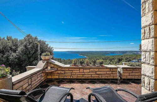 Koromacno Apartment | 3 bedroom accommodation in Labin