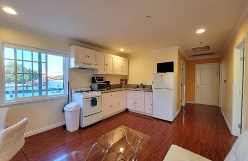 Pico - Robertson Apartment | 3 bedroom apartment near MrC with patio area 5 minutes to Rodeo Drive, Wi-Fi, TV