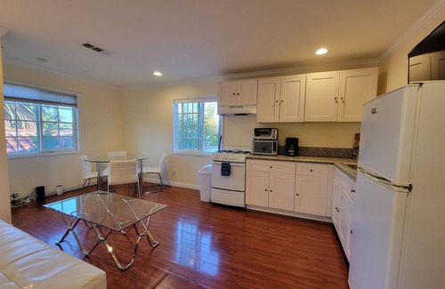 Pico - Robertson Apartment | 3 bedroom apartment near MrC with patio area 5 minutes to Rodeo Drive, Wi-Fi, TV