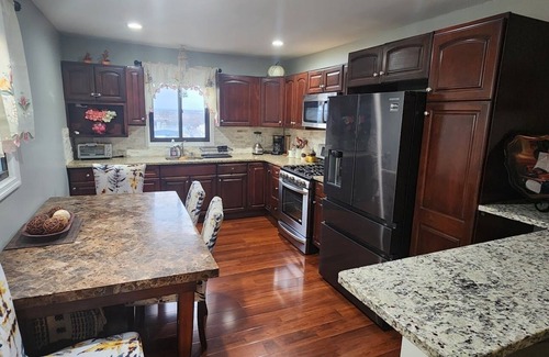 North Bergen House | 3 Bedroom apartment close to ny city, parking, tv in bed rooms and living