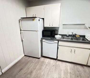 Mill Lake Apartment | 3 Bedroom Apartment - 5 Beds