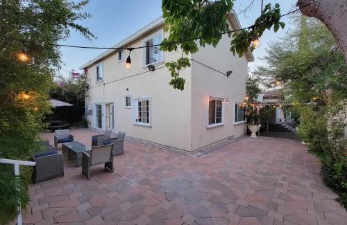 Pico - Robertson Apartment | 3 bedroom apartment by the MrC Hotel and 5 minutes to Rodeo Drive WiFi TV Patio walk to restaurants