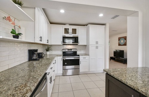 Cocoa Apartment | 3 bedroom Apartment Home Bungalow. Entire home in Cocoa, Florida