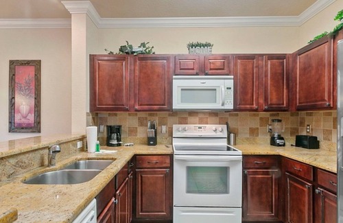 Four Corners Apartment | 3-bedroom apartment in cool Davenport with AC, fitness room