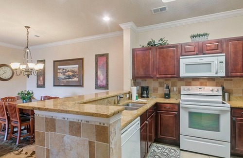 Four Corners Apartment | 3-bedroom apartment in cool Davenport with AC, fitness room