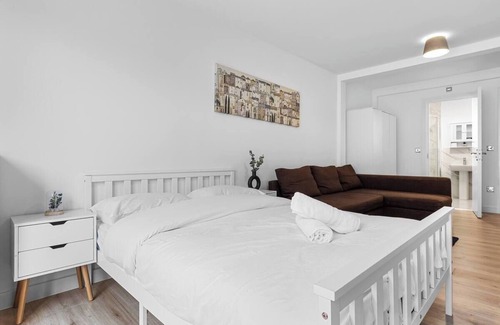 Tooting Apartment | 3-bedroom apartment in fabulous London with AC MR 3