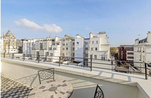 South Kensington Apartment | 3 bedroom apartment in South Kensington with balcony