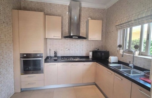 Osu Apartment | 3-bedroom apartment in Prime Accra Location with AC, WiFi, Parking and Security