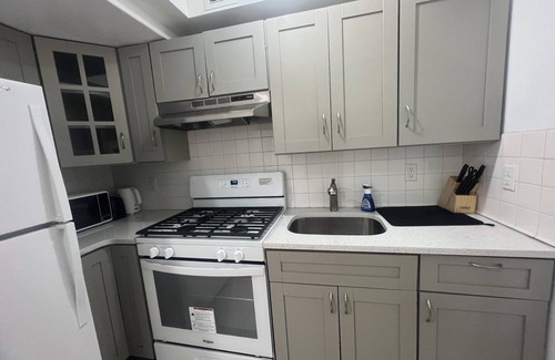 Russell Gardens Apartment | 3-bedroom apartment with AC in Great Neck