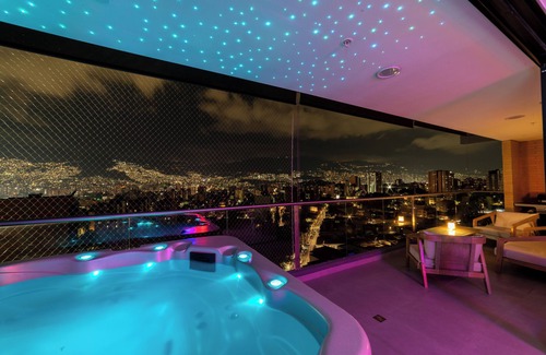 Laureles - Estadio Apartment | 3-bedroom apartment with view, jacuzzi and AC, Laureles, Medellín.