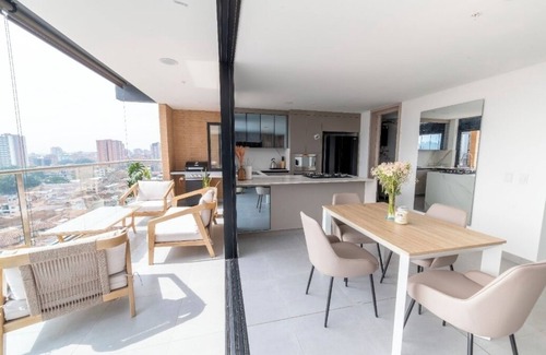 Laureles - Estadio Apartment | 3-bedroom apartment with view, jacuzzi and AC, Laureles, Medellín.