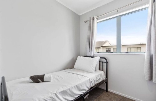 Flat Bush Apartment | 3 Bedroom Apartment with a balconies + 2 Car Parks