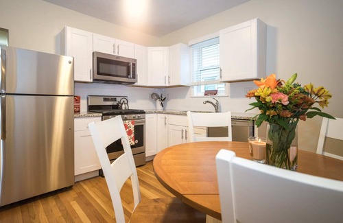 Allston Apartment | 3 Bedroom Apartment with Parking