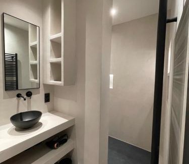 Stationsbuurt Noord Apartment | 3 Bedroom Art-Nouveau Apartment with Free Parking